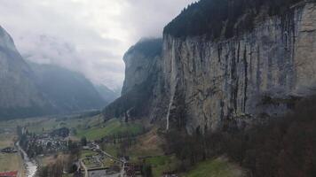 bellissimo aereo Visualizza di il staubbach cascate nel Svizzera. magico panoramico aereo Visualizza di Svizzera durante nuvoloso tempo atmosferico. video