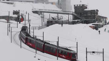 Zermatt, Schweiz - - das Zug von Gonergratbahn Laufen zu das gornergrat Bahnhof im das berühmt touristisch Platz mit klar Aussicht zu Matterhorn während ein schwer Schnee Sturm. video