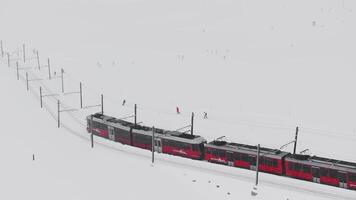 zermatt, Suiza - el tren de gonergratbahn corriendo a el gornergrat estación en el famoso turístico sitio con claro ver a materia durante un pesado nieve tormenta. video