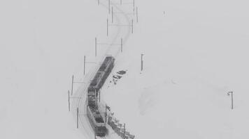 zermatt, Suisse - le train de gonergratbahn fonctionnement à le Gornergrat station dans le célèbre touristique endroit avec clair vue à Matterhorn pendant une lourd neige tempête. video