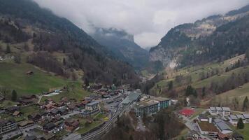 bellissimo aereo Visualizza di il staubbach cascate nel Svizzera. magico panoramico aereo Visualizza di Svizzera durante nuvoloso tempo atmosferico. video