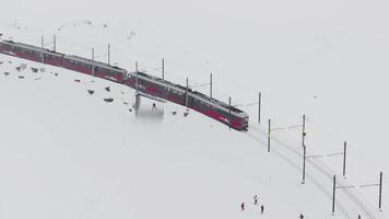 Zermatt, Schweiz - - das Zug von Gonergratbahn Laufen zu das gornergrat Bahnhof im das berühmt touristisch Platz mit klar Aussicht zu Matterhorn während ein schwer Schnee Sturm. video