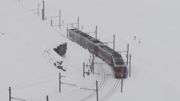 Zermatt, Svizzera - il treno di gonergratbahn in esecuzione per il gornergrat stazione nel il famoso turistico posto con chiaro Visualizza per Cervino durante un' pesante neve tempesta. video