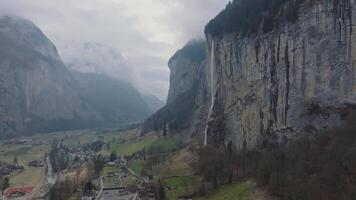 magnifique aérien vue de le Staubbach chutes dans Suisse. magique panoramique aérien vue de Suisse pendant nuageux temps. video