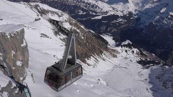 Ski Aufzug und Stadt, Dorf im das Berge. Ski Aufzug zum Transport Skifahrer und Snowboarder auf schneebedeckt Ski Neigung. video