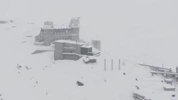 de gornergrat observatorium och matter topp, zermatt schweiz. observatorium med berg se i zermatt , schweiz. video