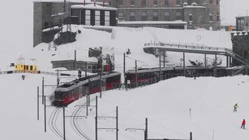 Zermatt, Schweiz - - das Zug von Gonergratbahn Laufen zu das gornergrat Bahnhof im das berühmt touristisch Platz mit klar Aussicht zu Matterhorn während ein schwer Schnee Sturm. video