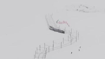 zermatt, Suiza - el tren de gonergratbahn corriendo a el gornergrat estación en el famoso turístico sitio con claro ver a materia durante un pesado nieve tormenta. video