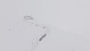 Zermatt, Svizzera - il treno di gonergratbahn in esecuzione per il gornergrat stazione nel il famoso turistico posto con chiaro Visualizza per Cervino durante un' pesante neve tempesta. video