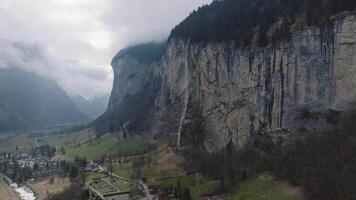 hermosa aéreo ver de el Staubbach caídas en Suiza. mágico panorámico aéreo ver de Suiza durante nublado clima. video