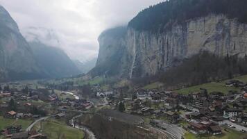 skön antenn se av de staubbach falls i schweiz. magisk panorama- antenn se av schweiz under molnig väder. video