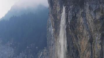 skön antenn se av de staubbach falls i schweiz. magisk panorama- antenn se av schweiz under molnig väder. video