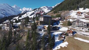 skön panorama- antenn se av de Mürren åka skidor tillflykt stad i schweiz. lyx hotell och byggnader belägen på de kant av de klippa. video