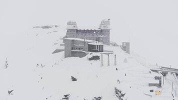 de gornergrat observatorium och matter topp, zermatt schweiz. observatorium med berg se i zermatt , schweiz. video