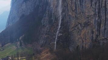 bellissimo aereo Visualizza di il staubbach cascate nel Svizzera. magico panoramico aereo Visualizza di Svizzera durante nuvoloso tempo atmosferico. video