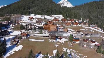 hermosa panorámico aéreo ver de el Murren esquí recurso pueblo en Suiza. lujo hoteles y edificios situado en el borde de el acantilado. video