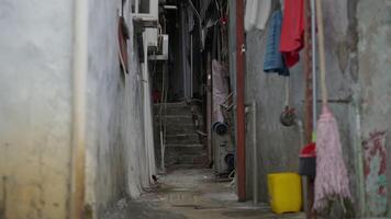 une étroit ruelle dans Hong de kong bidonvilles, une logement crise video