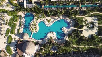 aereo Visualizza di tropicale ricorrere con nuoto piscina la zona, vacanza, punta cana video