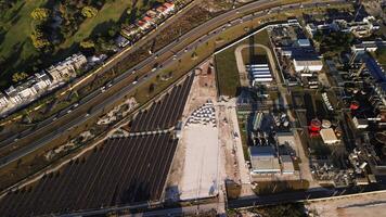 Antenne Aussicht von Kohle befeuert Leistung Bahnhof mit Solar- Tafeln. dominikanisch Republik video