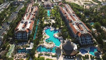 aéreo Visão do tropical recorrer com natação piscina área, férias, punta cana video