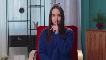 Jeune femme presses indice doigt à lèvres fait du silence geste signe faire ne pas raconte secret à Accueil video