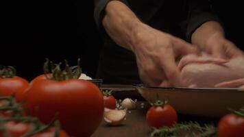 de chef bereidt zich voor de geheel kip voor frituren Aan de tafel met groenten video