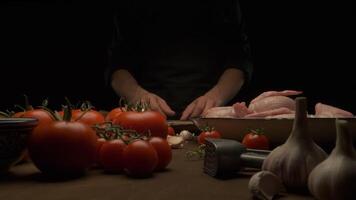 le chef prépare le entier poulet pour friture sur le table avec des légumes video