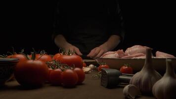 le chef prépare le entier poulet pour friture sur le table avec des légumes video