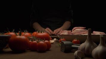 le chef prépare le entier poulet pour friture sur le table avec des légumes video