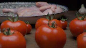 el cocinero sales el pollo en el mesa video