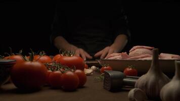 a chefe de cozinha prepara a todo frango para fritar em a mesa com legumes video