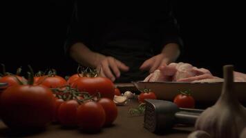 le chef prépare le entier poulet pour friture sur le table avec des légumes video