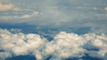 acima a nuvens - aéreo céu visualizar, a sereno beleza do uma nublado céu a partir de acima, uma Visão frequentemente visto durante ar viagem. video