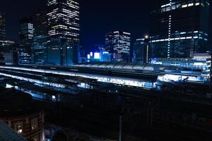 un noche panorámico paisaje urbano en frente de tokio estación foto