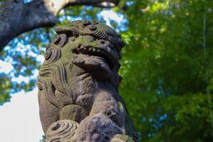 un estatua de guardián perro a japonés santuario foto