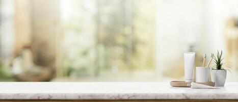 un blanco mármol mesa con artículos de aseo y un espacio para monitor productos en un moderno brillante baño foto