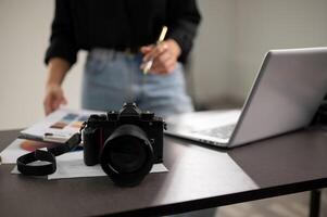 un de cerca Disparo de un profesional dslr cámara en un escritorio en un Sesión de fotos estudio.