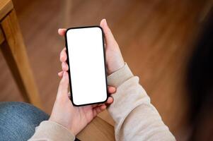 un blanco pantalla teléfono inteligente Bosquejo a monitor tu gráfico anuncios es en un mujer mano. foto