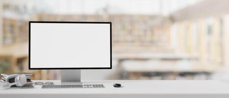 un pantalla blanca computadora Bosquejo en un mesa con un borroso antecedentes de un contemporáneo biblioteca. foto