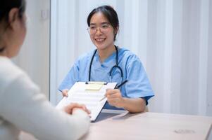 un médico explicando un médico seguro Reclamación documento a un paciente durante un reunión en el oficina. foto