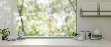 un minimalista verde hogar oficina con un Copiar espacio y accesorios en un escritorio en contra el ventana. foto