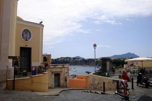 procida, alrededor el isla durante el verano. foto