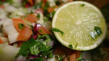 un ensalada con granada, rojo cebolla, manzana, pepino, perejil, Tomates y Lima foto