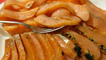 sazonado y ahumado salmón filete rebanado y servido foto