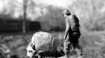 un soldado en guerra siempre camina con, juntos y hacia muerte foto