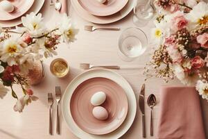 mesa conjunto con rosado platos, cubiertos, flores, y huevos foto