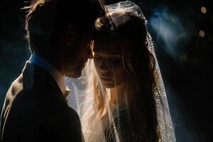 Boda de un hombre y un mujer. ellos abrazo y actitud para un foto. calentar colores, oscuro antecedentes. misterioso atmósfera foto