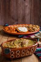 chicharrones en verde salsa, típico mexicano alimento. mexicano comida en arcilla maceta. foto