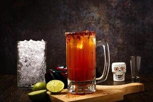 michelada, típico mexicano cóctel en un de madera mesa. cóctel establecido en cerveza. foto