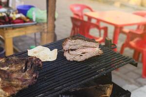 A la parrilla carne en un rústico parrilla en México. calle puesto de A la parrilla carne. foto